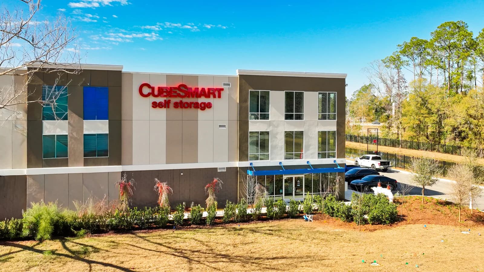 Front entrance of the Middleburg CubeSmart self-storage property